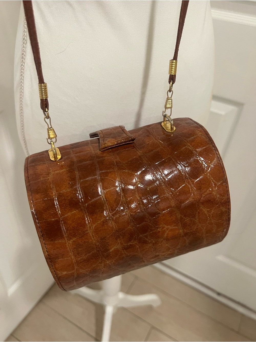 Vintage 1950’s 1960’s Brown Leather Croc-Embossed Barrel Purse adjustable strap - Picture 6 of 13